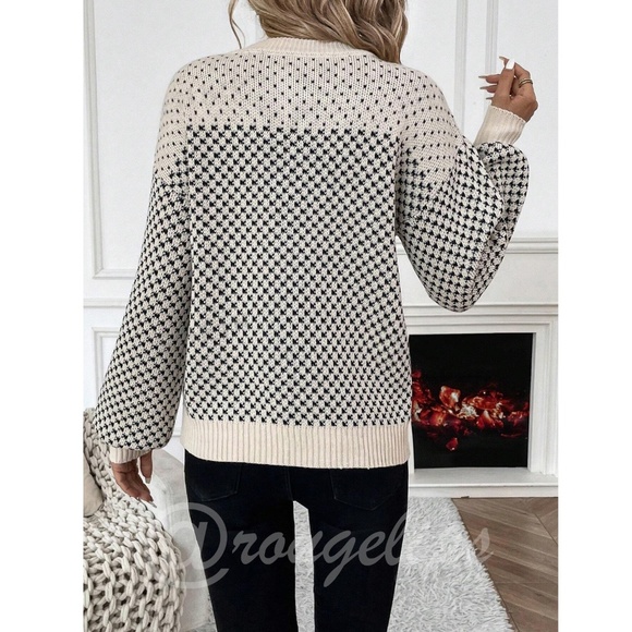 Black on Beige Pattern Loose Fit Crew Necklace Long Sleeve Pullover Knit Sweater - Picture 4 of 7
